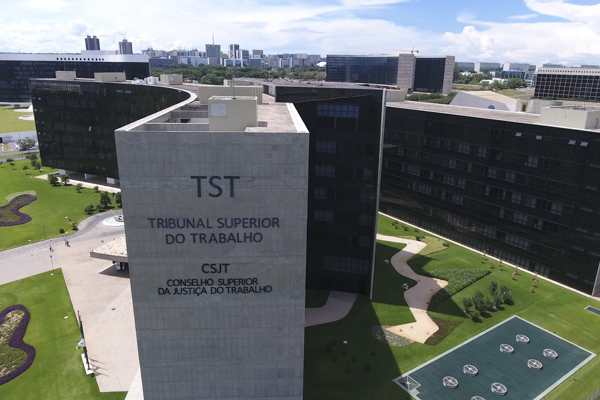 Imagem aérea de fachada do edifício-sede do TST e do CSJT