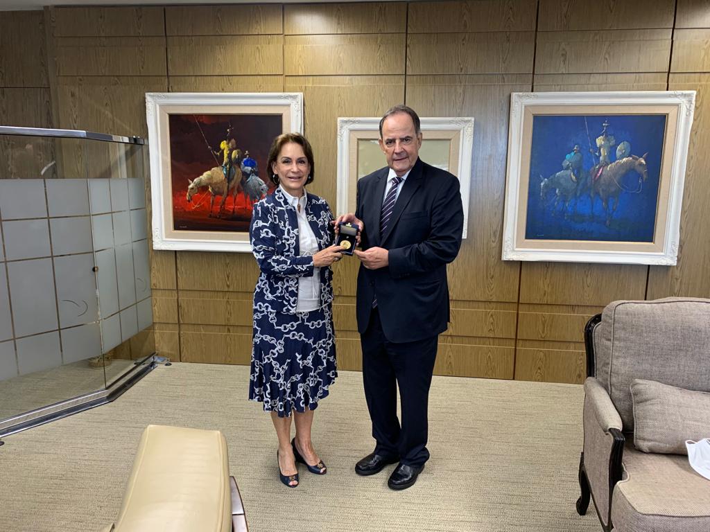 Ministra Peduzzi e desembargador Luiz Antonio Moreira Vidigal com a medalha comemorativa dos 80 anos da Justiça do Trabalho.