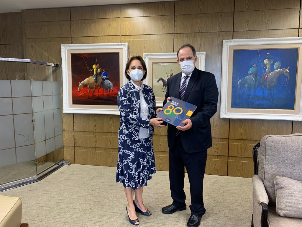 Ministra Peduzzi e desembargador Luiz Antonio Moreira Vidigal com o livro livro 