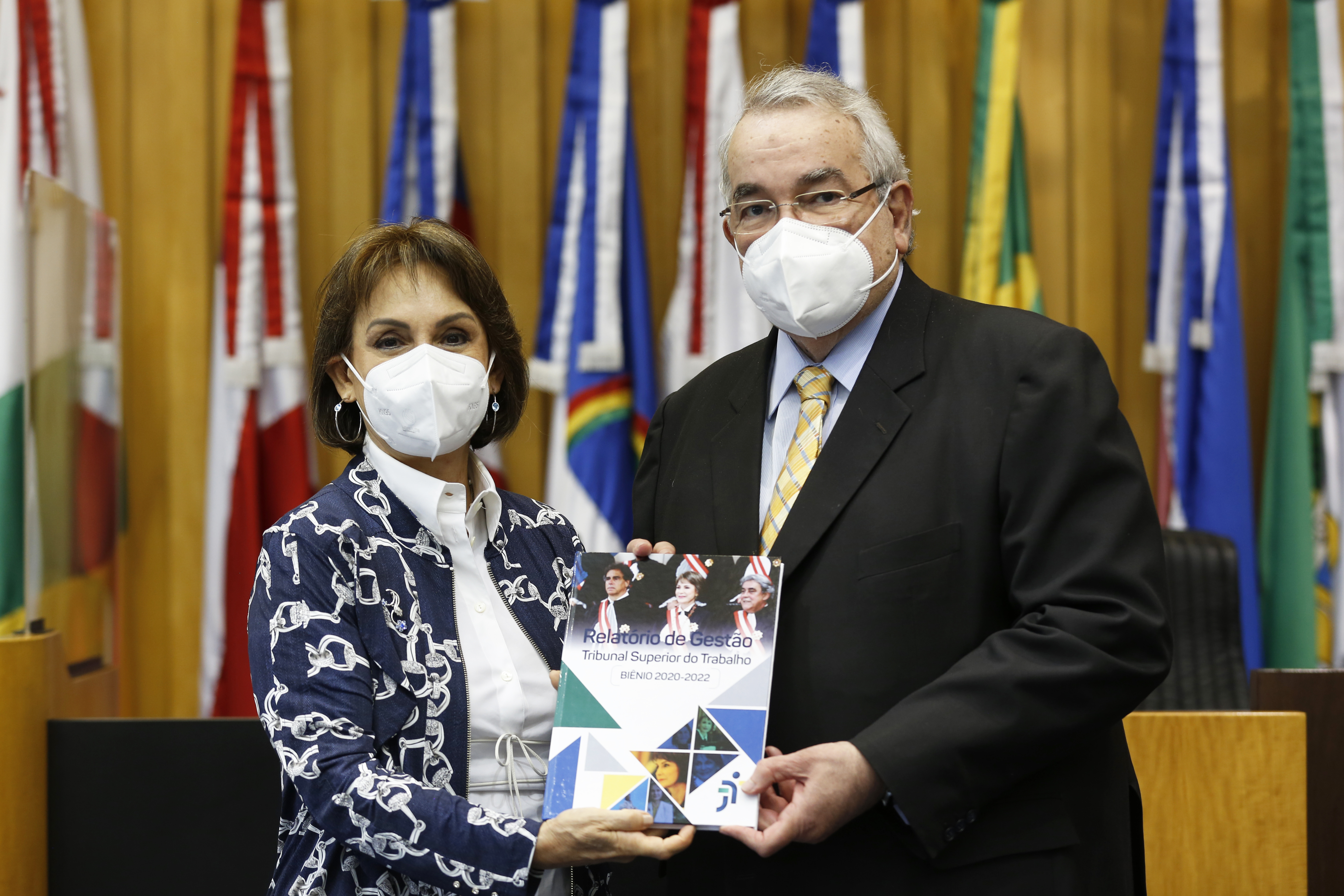 Ministra Maria Cristina Peduzzi e Ministro Emmanoel Pereira segurando o relatório de gestão do TST