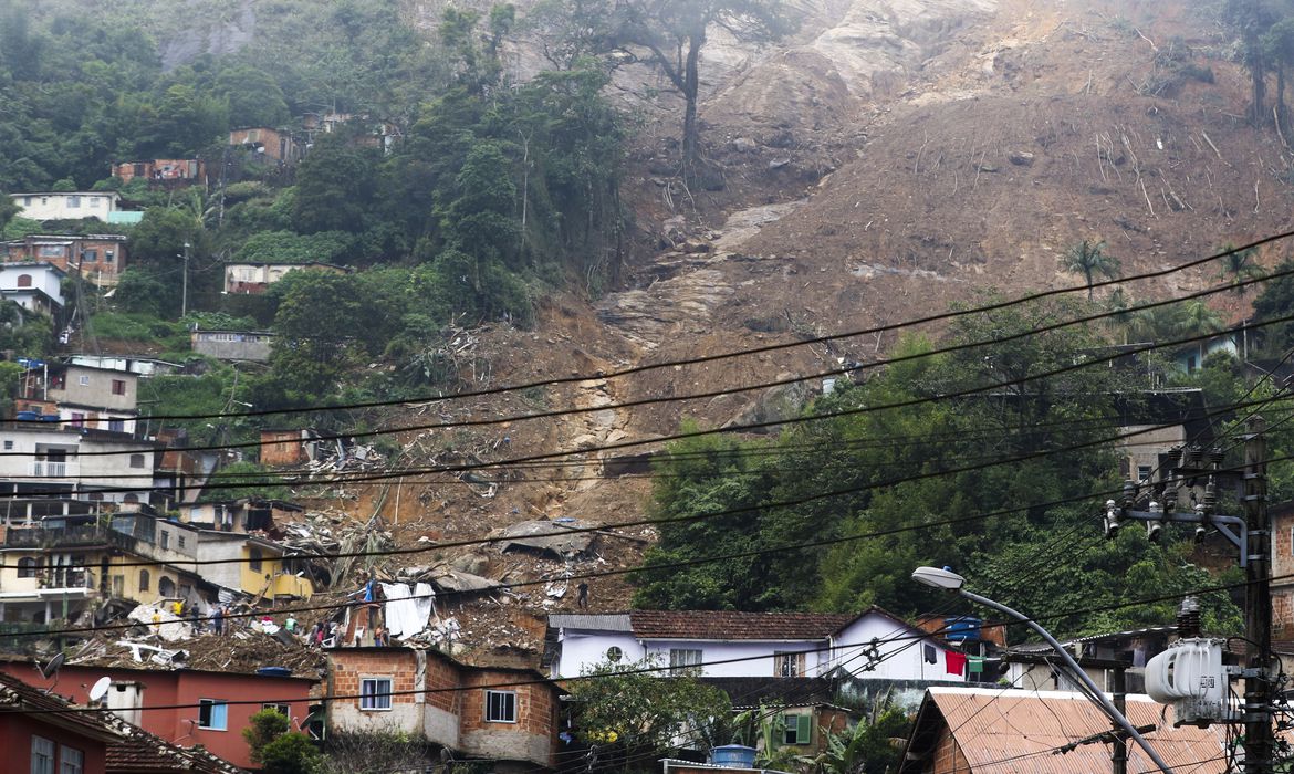 Deslizamento no Morro da Oficina em Petrópolis, região serrana do Rio de Janeiro (Foto: Tânia Rego/Agência Brasil). 