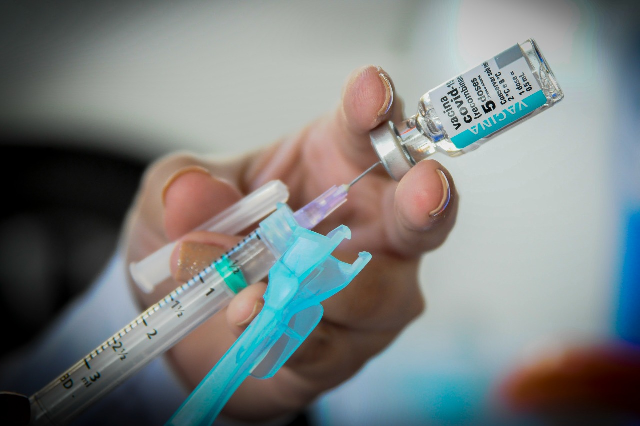Seringa retirando o líquido de frasco de vacina contra Covid-19: Foto: Geovana Albuquerque/Agência Saúde-DF