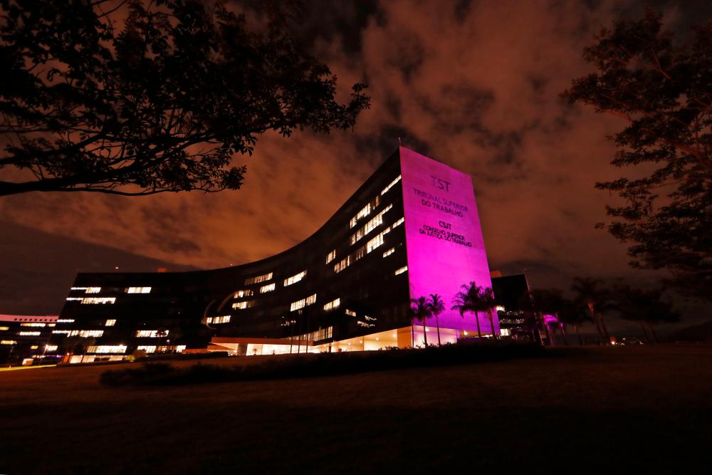 Fachada do edifício-sede do TST e do CSJT iluminada com a cor lilás. (Foto: Barbara Cabral)