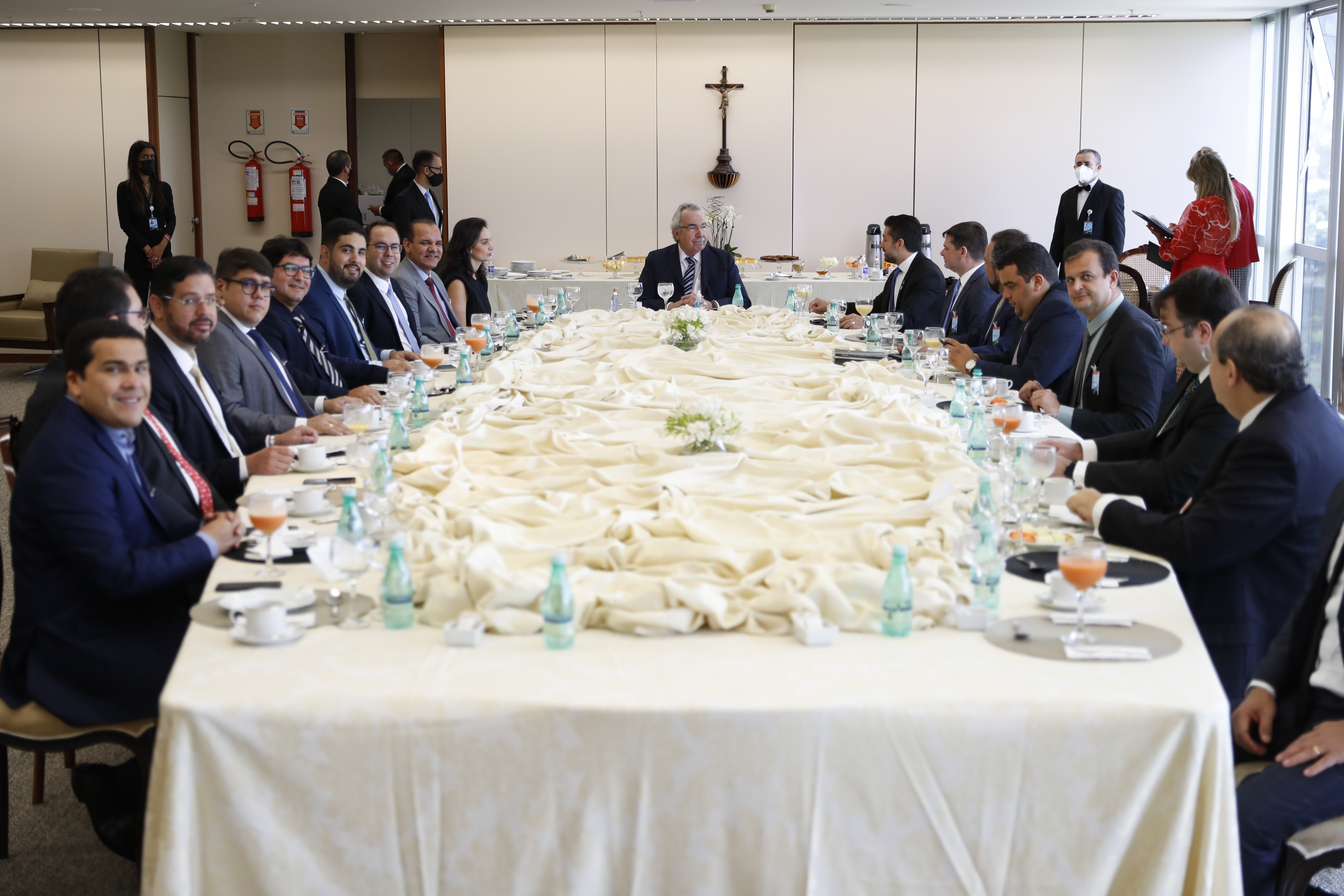 Ministro Emmanoel Pereira e os dirigentes da OAB e advogados trabalhistas sentados em uma grande mesa.  (Foto: Felipe Sampaio)