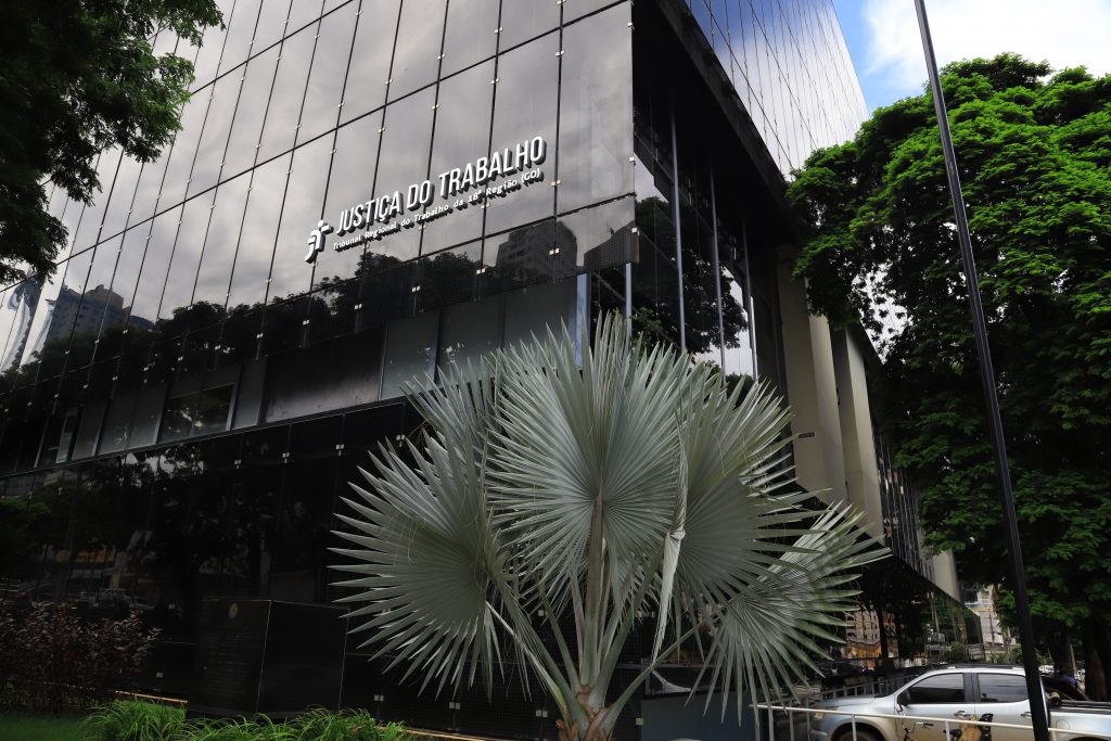 Fachada espelhada do edifício-sede do TRT-18 (GO)