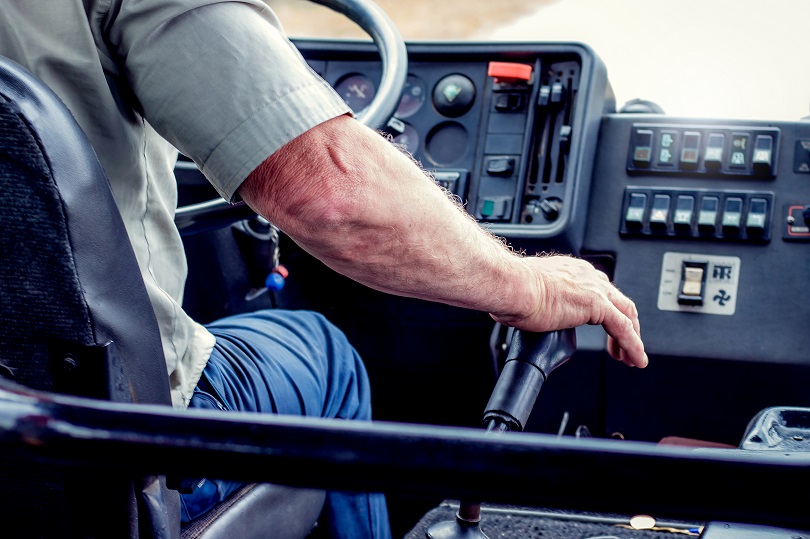 Motorista de ônibus que dirigiu com habilitação suspensa tem despedida por justa causa reconhecida