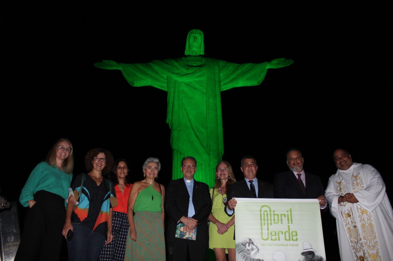 Cristo Redenter iluminado de verde (Foto: TRT da 1ª Região)
