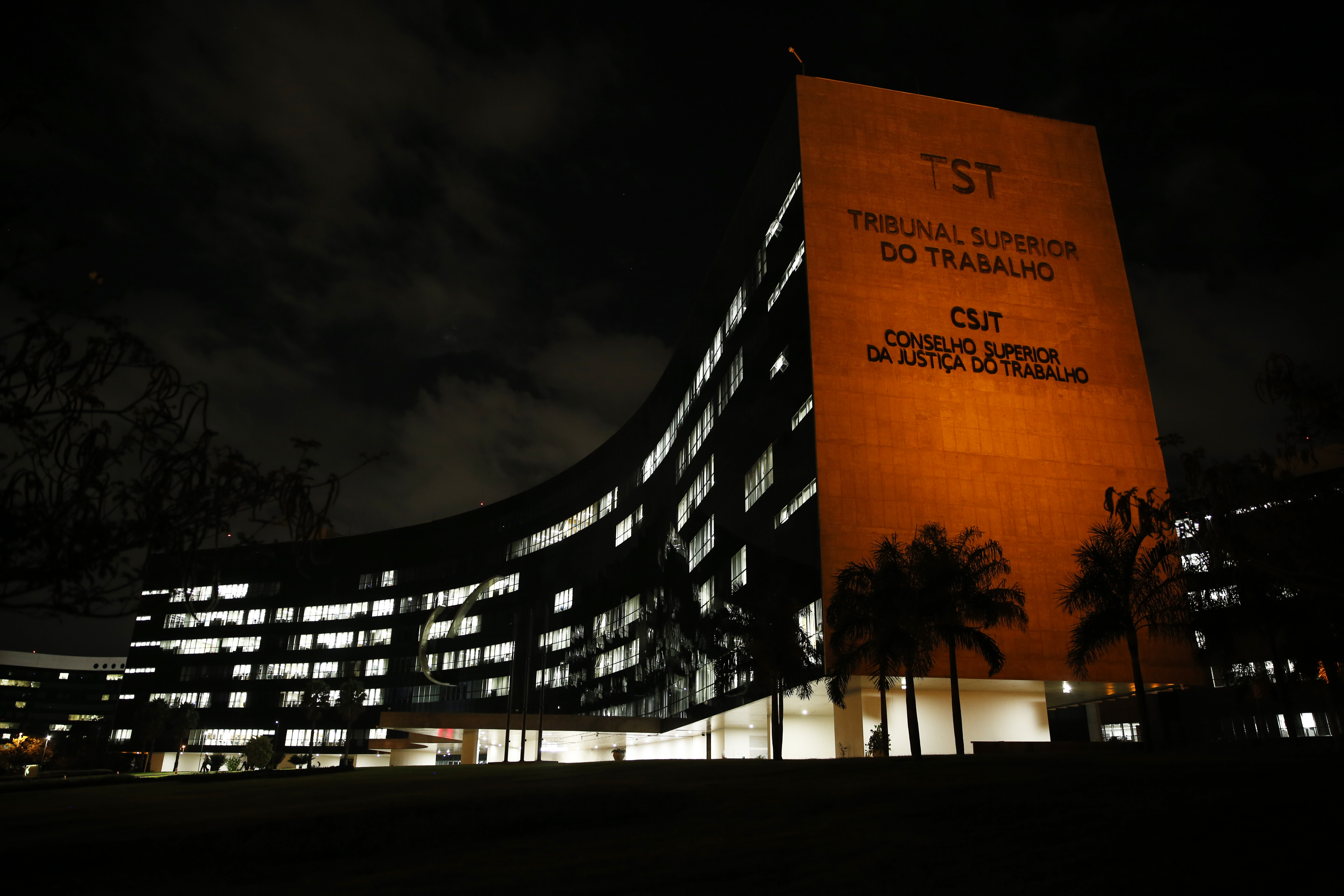 Fachada lateral do edifício-sede do TST e do CSJT com iluminação laranja (foto: Bárbara Cabral) 