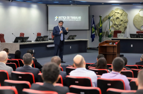 Ministro Caputo Bastos no TRT-23 (Foto: TRT-23)