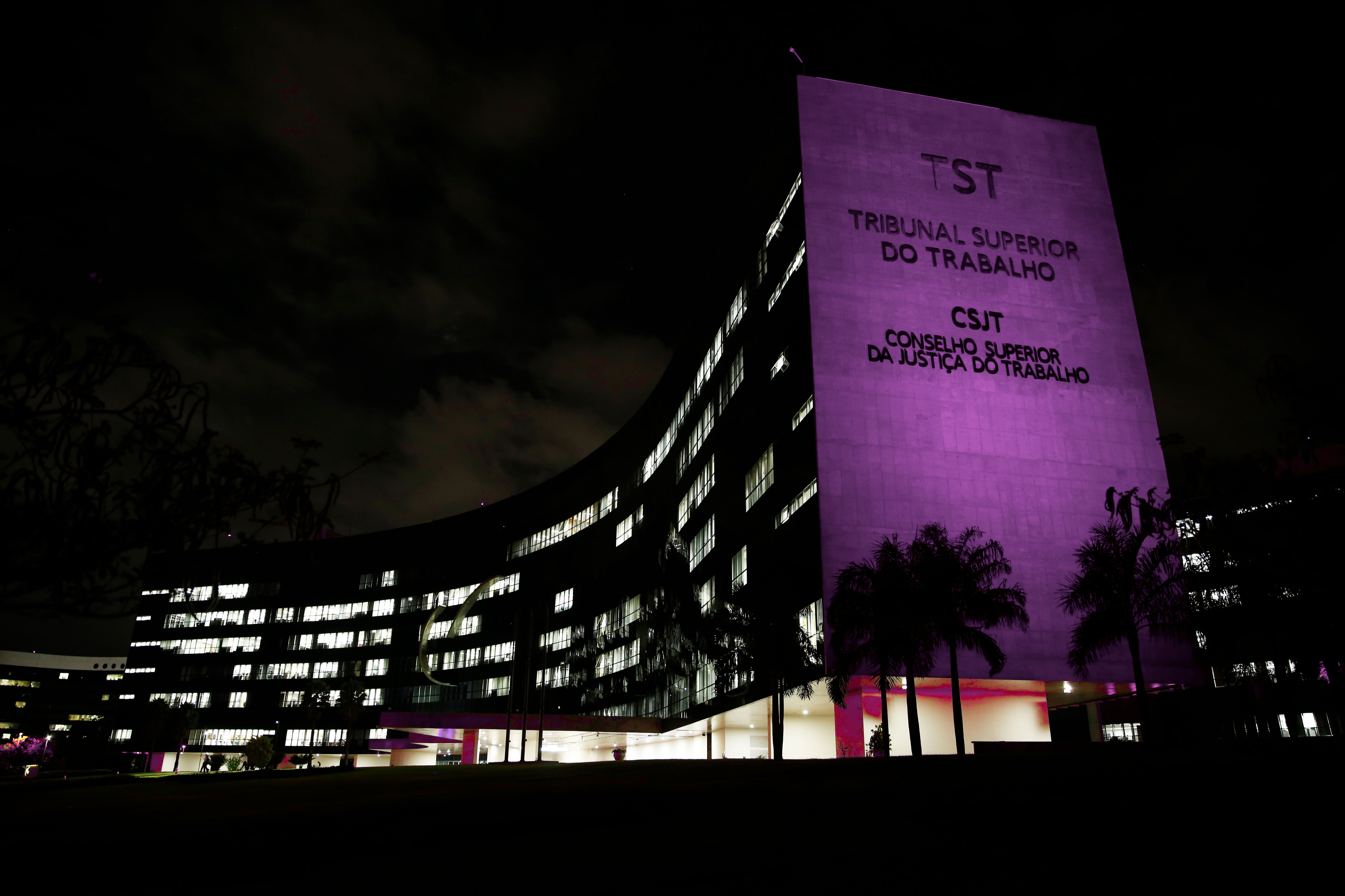 Sede do TST/ CSJT está iluminada pela cor lilás em razão da 6ª Semana Nacional da Conciliação Trabalhista