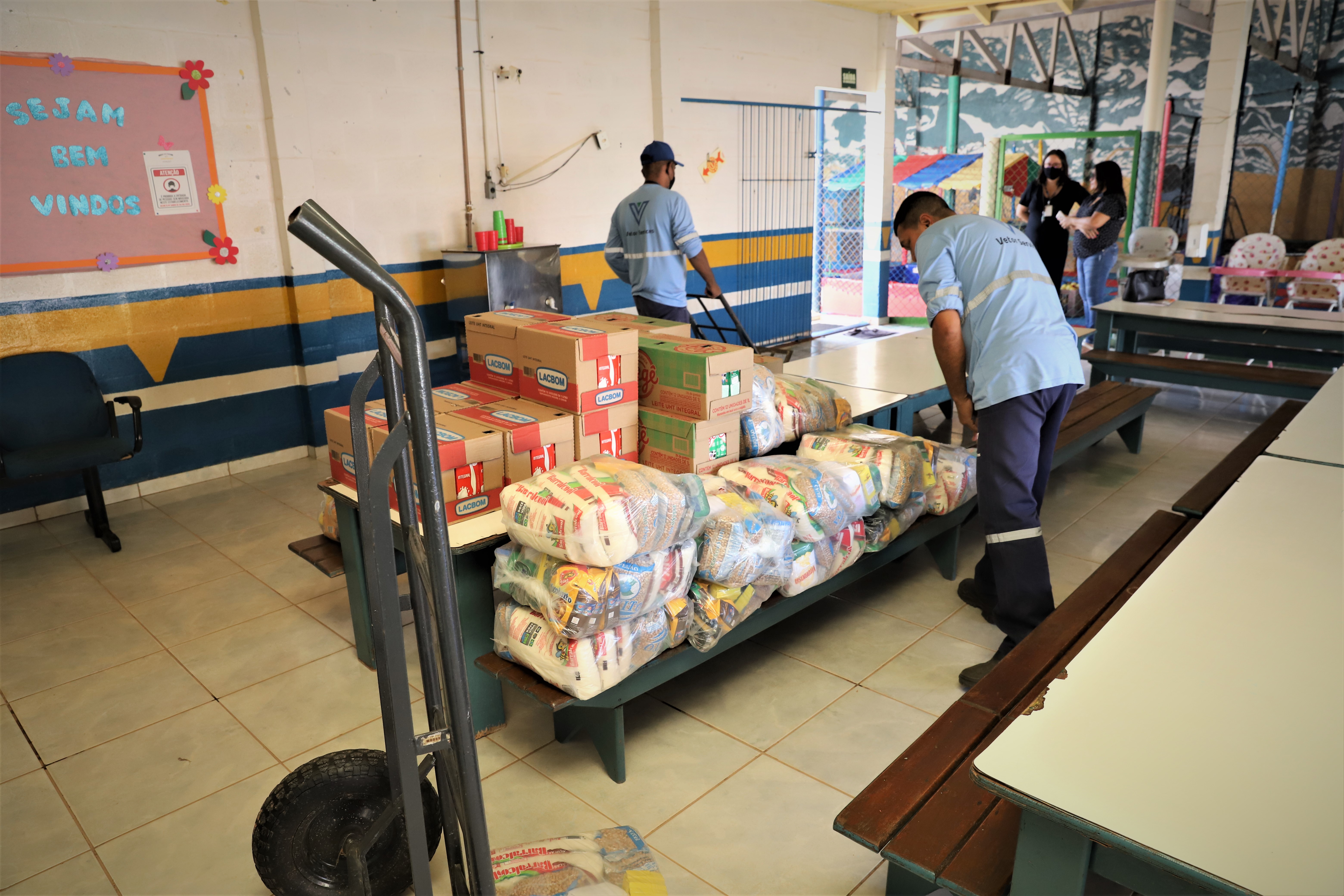 Cestas básicas e caixas de leite estão entre os principais itens doados (Foto: TRT da 23ª Região)