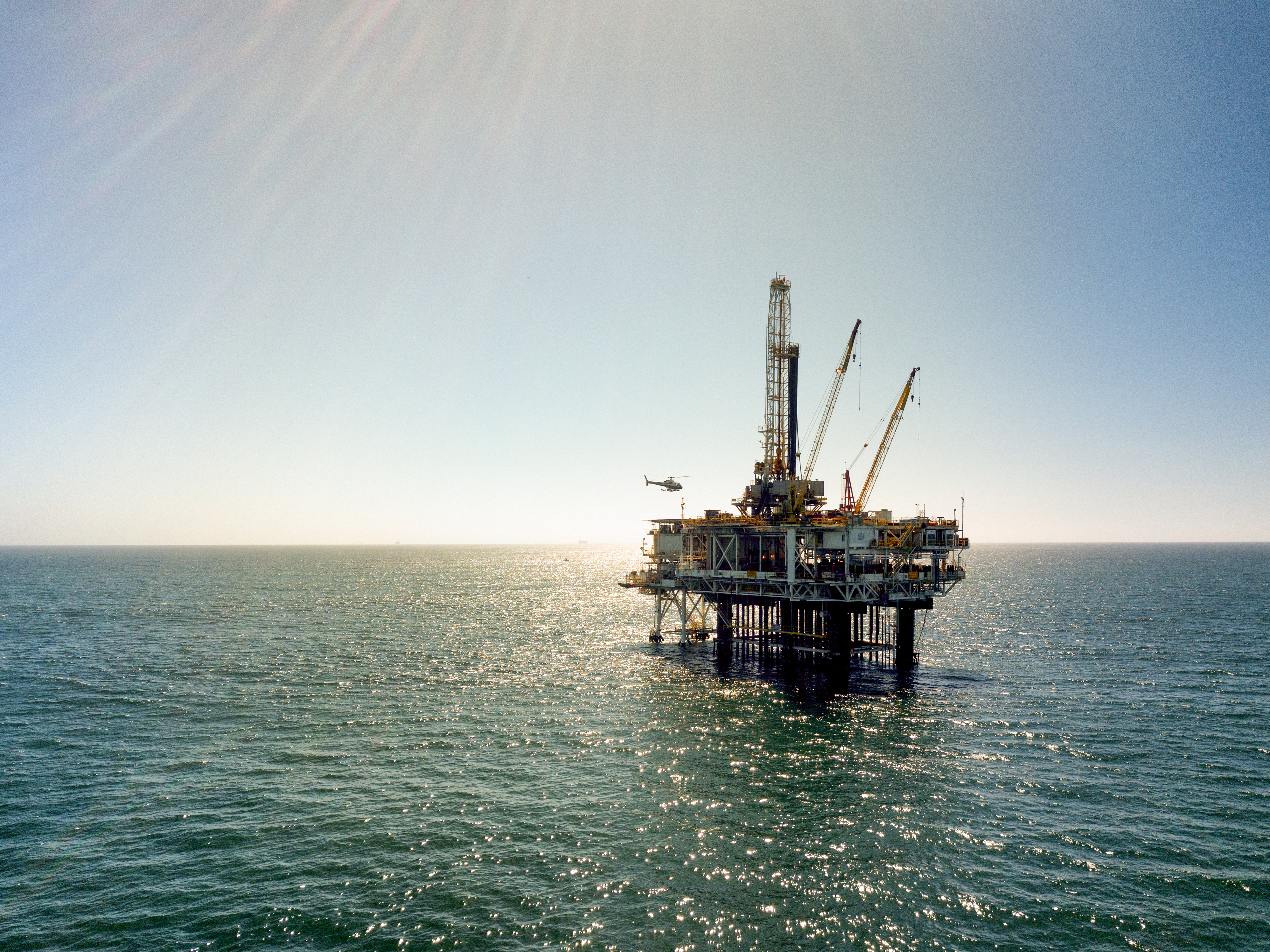 Imagem de plataforma de petróleo no mar