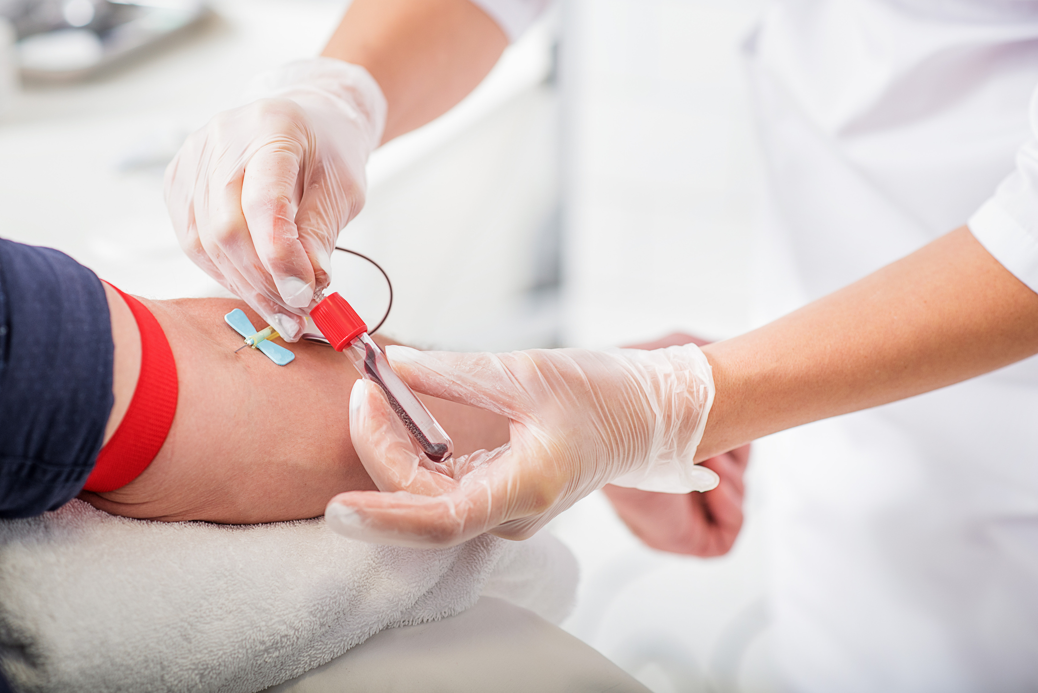 Imagem com pessoa fazendo exame de sangue