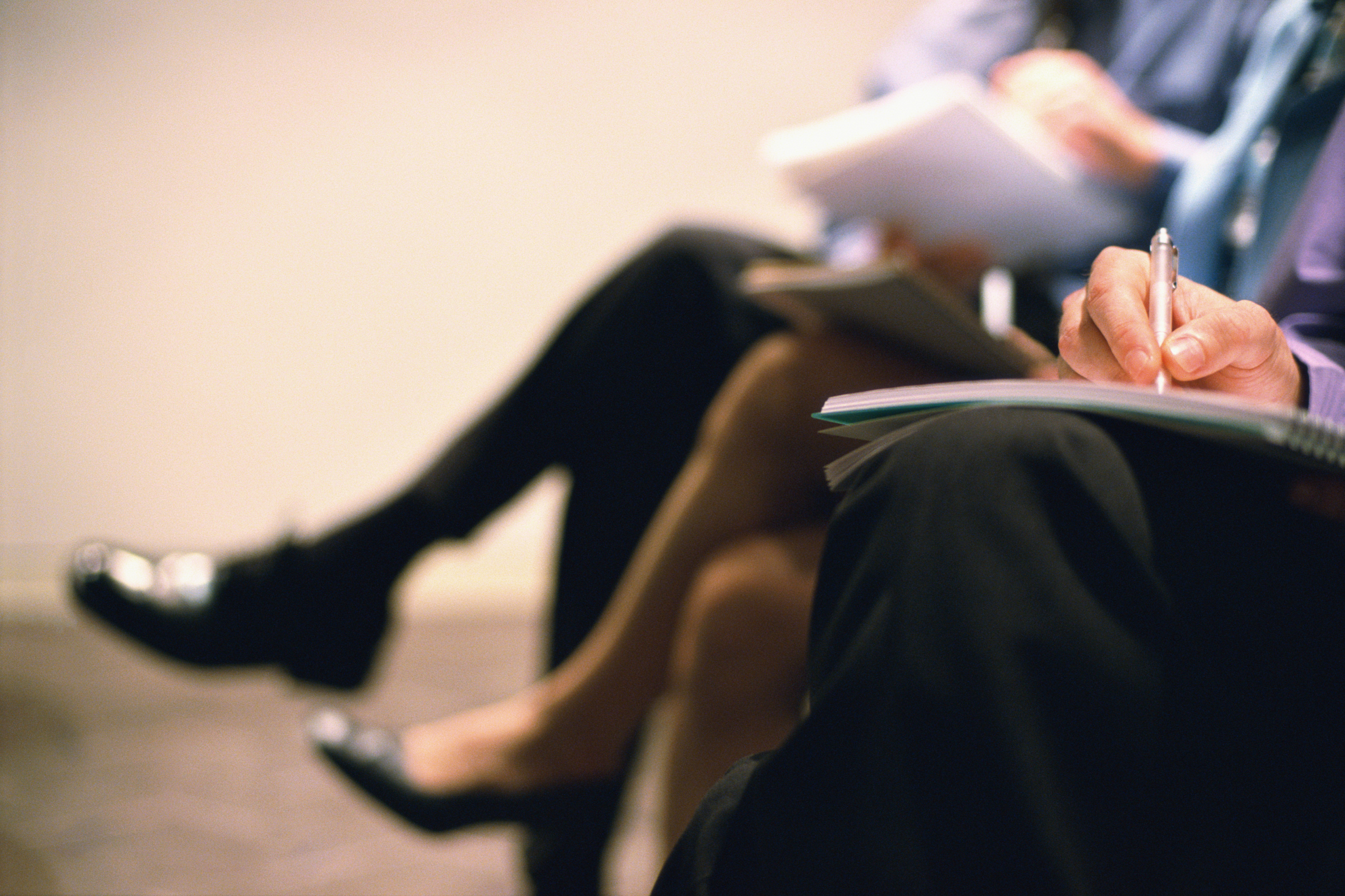 Imagem de pessoas fazendo anotações