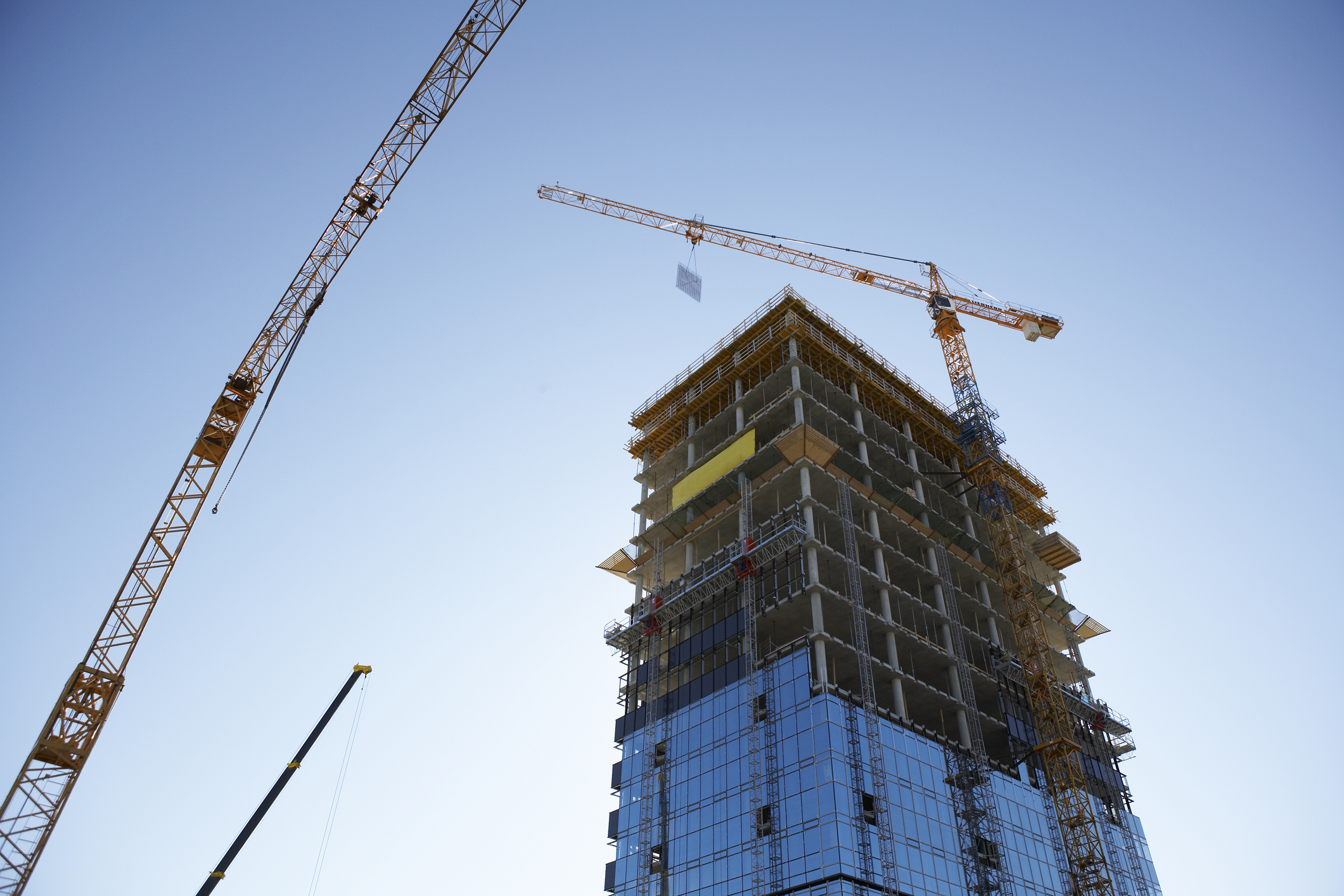 Empregada de construtora que trabalhou no exterior em condições irregulares obtém indenização