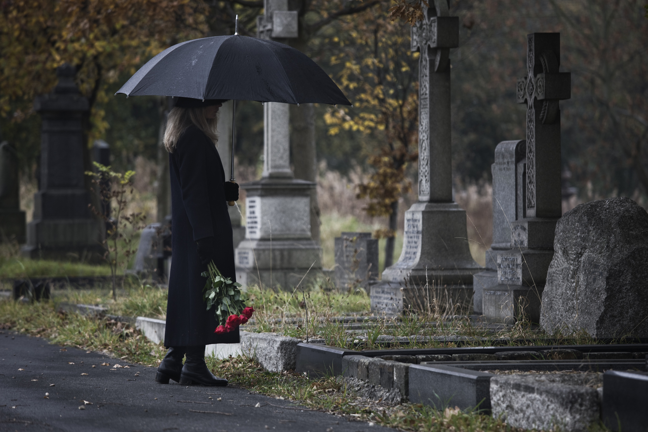 Imagem: mulher em frente a túmulo 