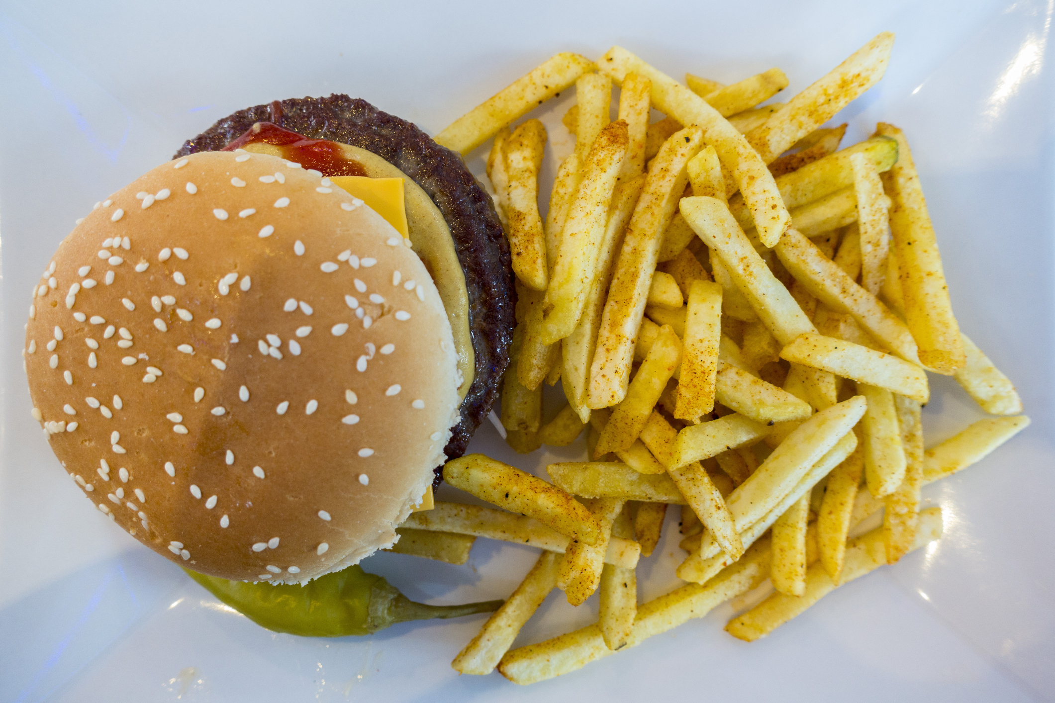 Rede de fast food é condenada por oferecer lanche incompleto a empregado como forma de punição