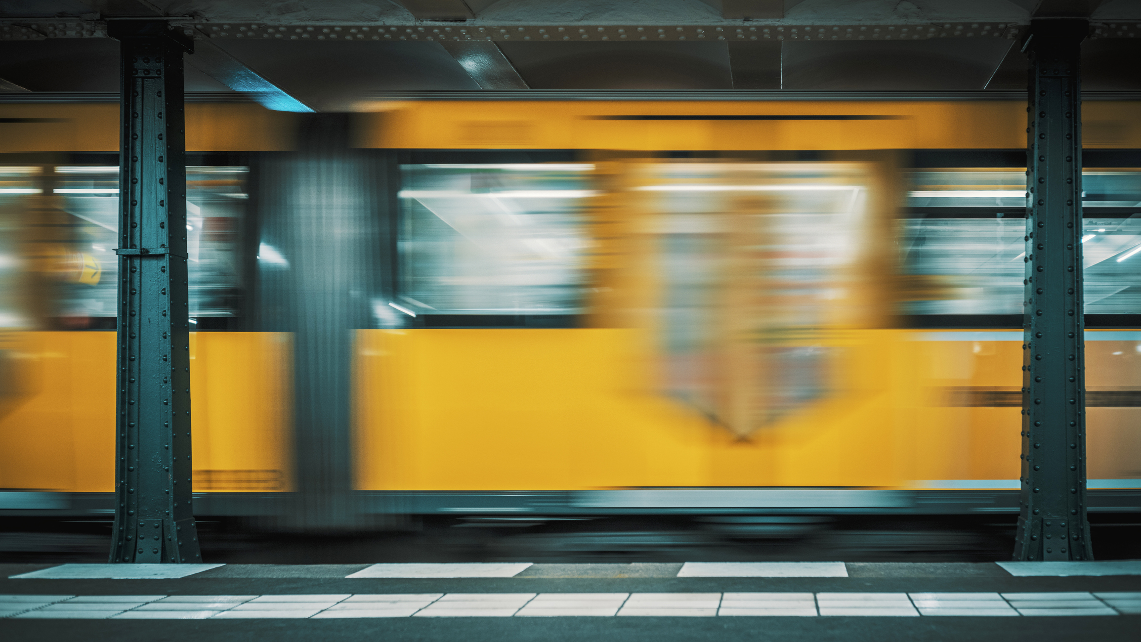Imagem: metrô passando em alta velocidade por estação