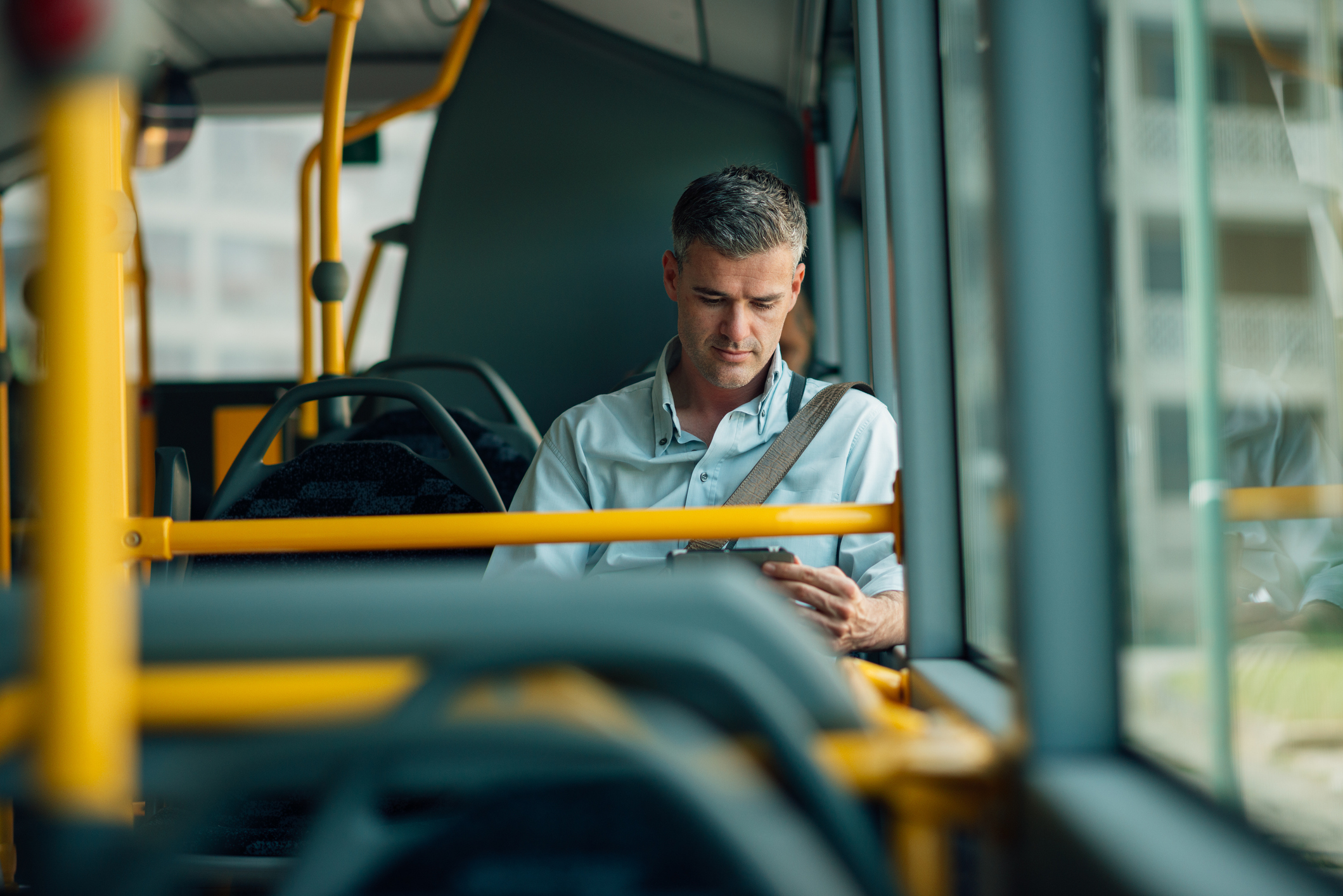 Imagem: homem sentado em ônibus