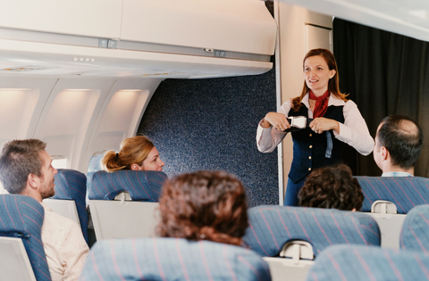Justiça valida dispensa por justa causa de aeromoça que se negou a tomar vacina