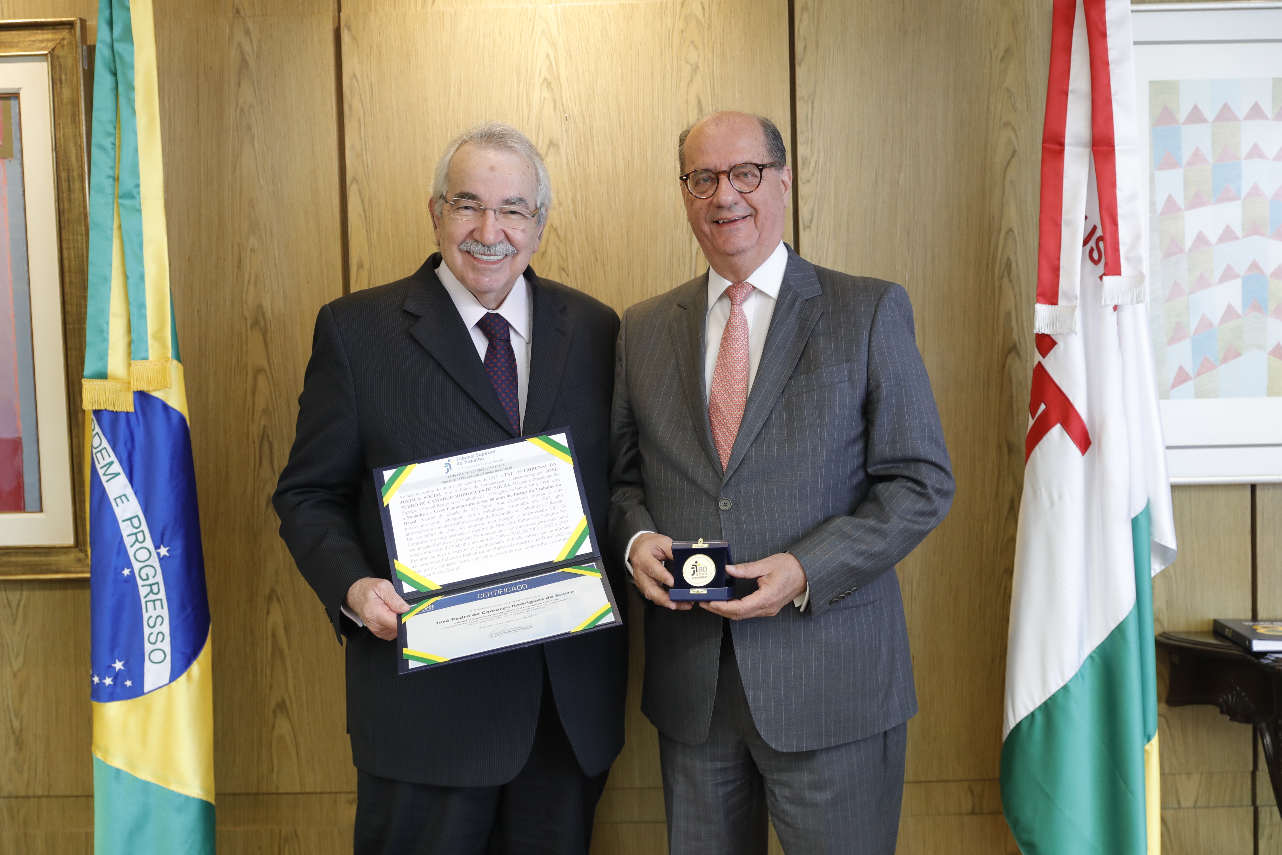 Presidente do TST homenageia o decano do TRT-15 (Campinas) com medalha