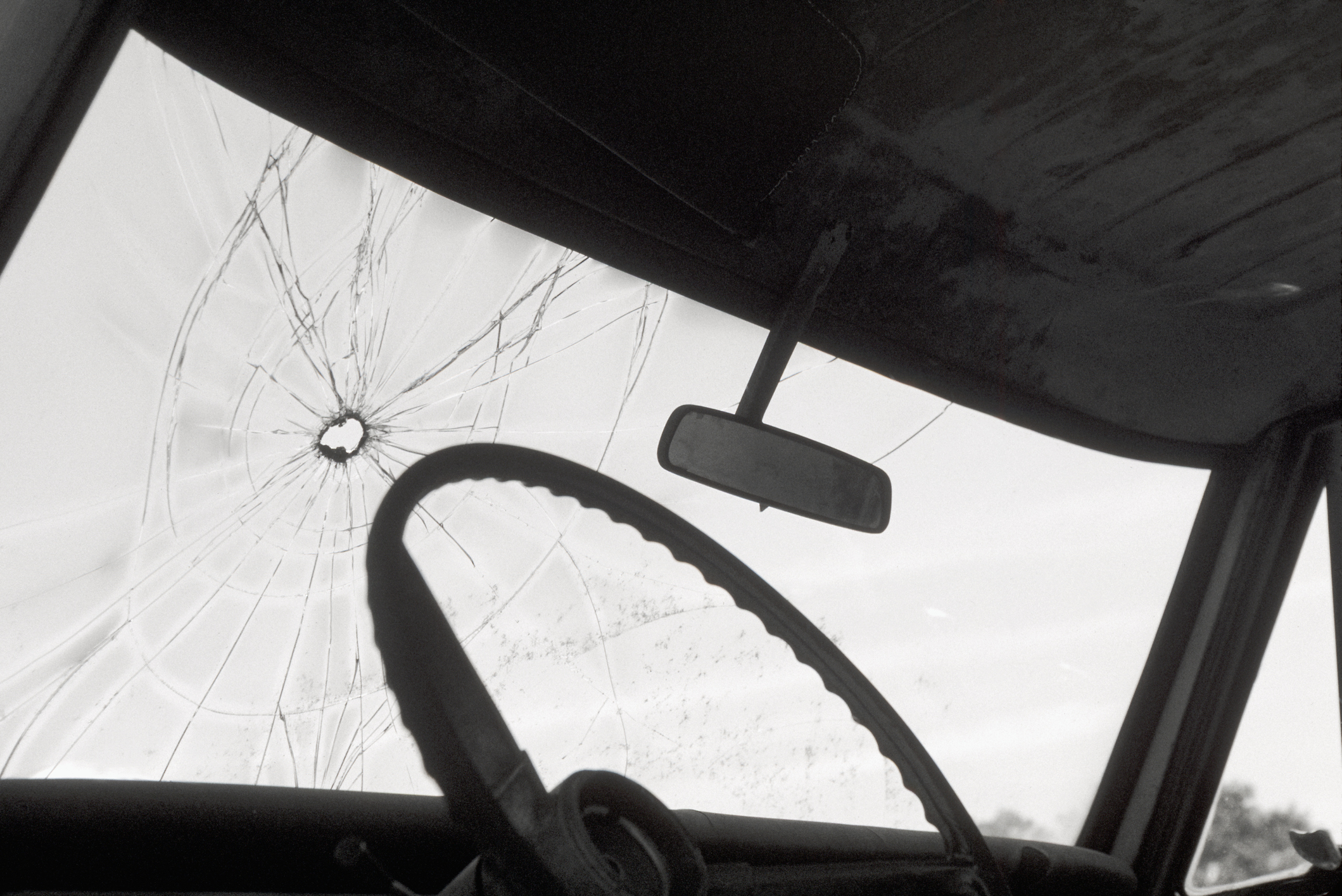 Imagem: vidro frontal de carro quebrado