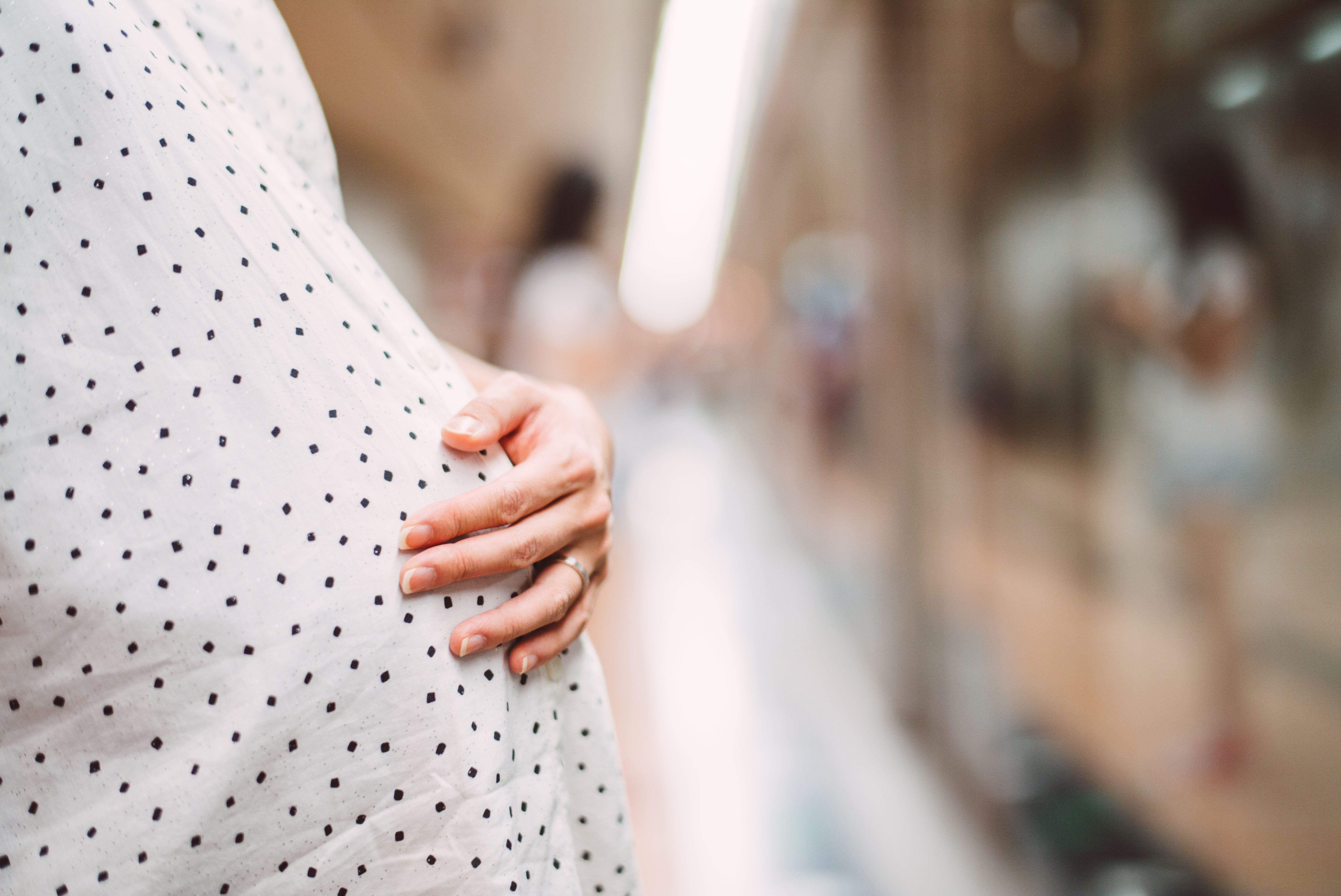 Imagem: mulher com mão sob barriga 