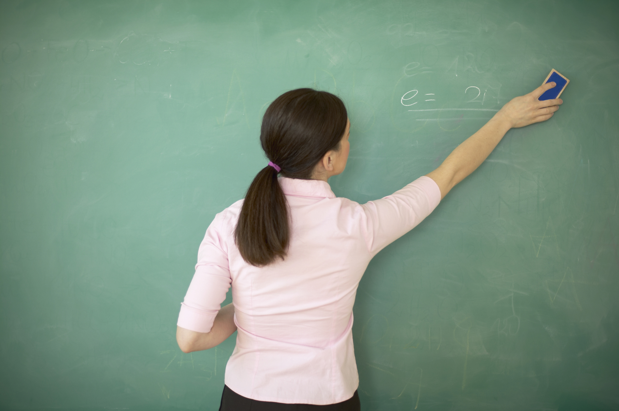 Professora de educação infantil que agrediu alunos é punida com demissão por justa causa