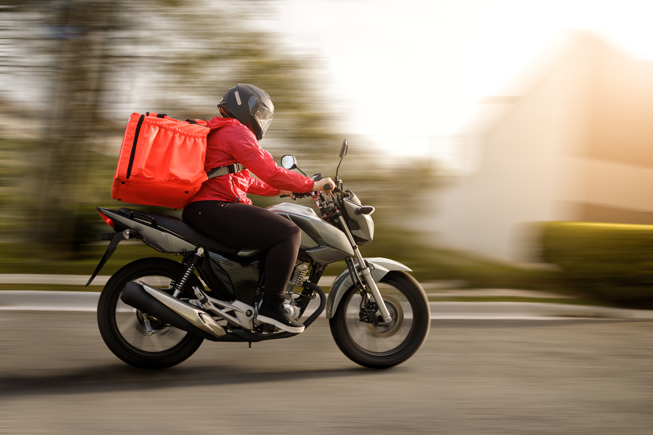 Imagem: motoqueiro de entregas em alta velocidade