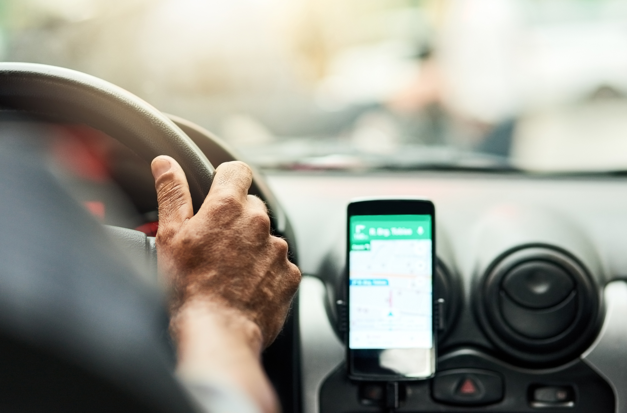 Uber é condenada a anotar carteira de trabalho e indenizar motorista por dano moral