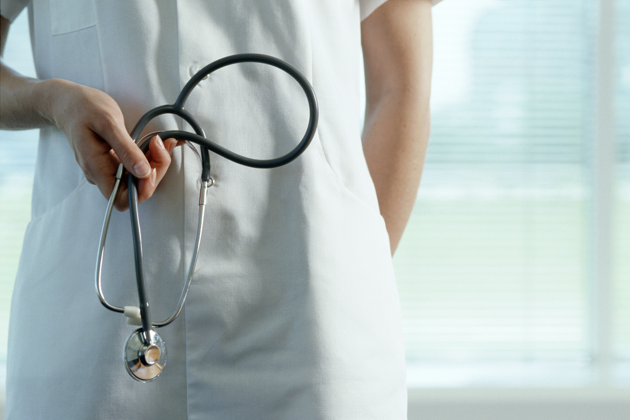 Enfermeira obtém reconhecimento de emprego após empresa não comparecer à audiência de instrução