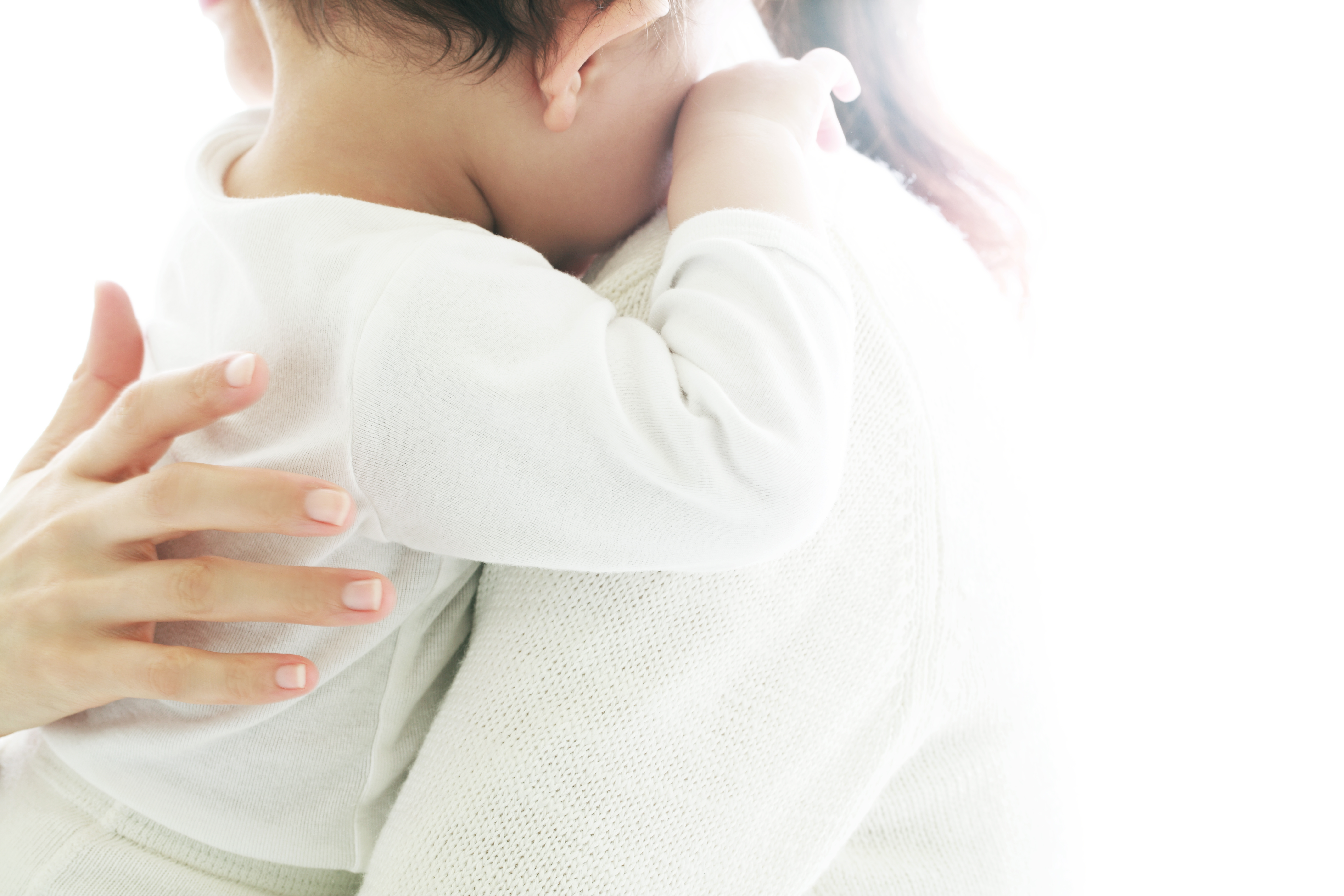Imagem: mulher abraçando bebê