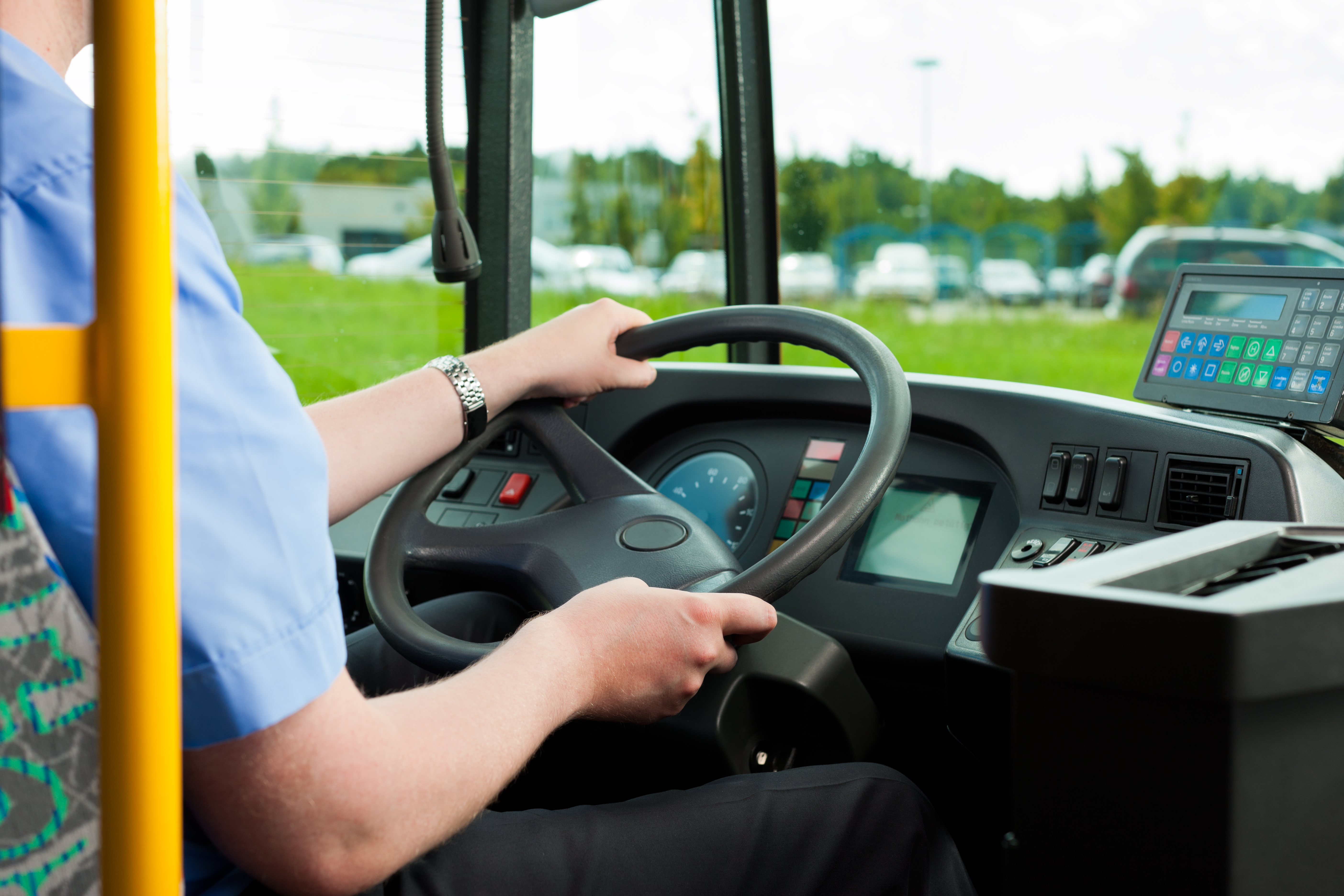 Imagem: motorista de ônibus, dirigindo