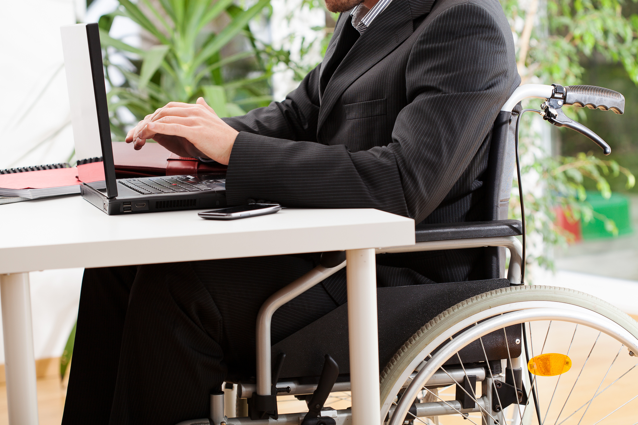 Imagem: pessoa cadeirante usando laptop