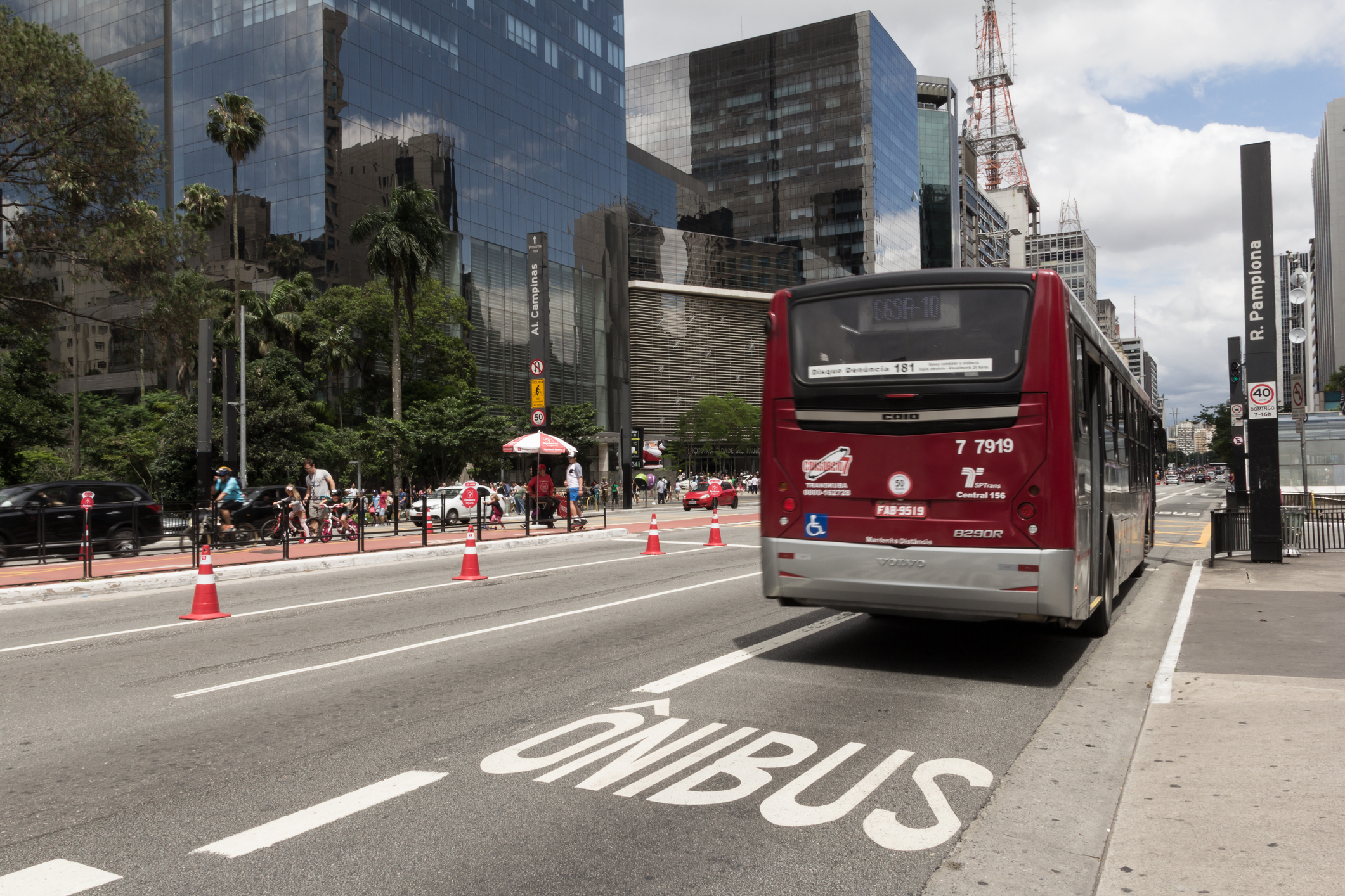 Imagem: ônibus parado em rua