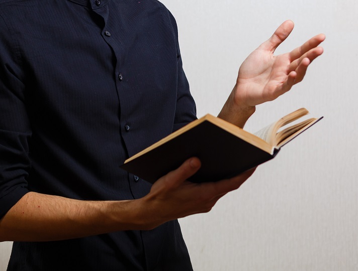 Imagem: homem lendo a bíblia 