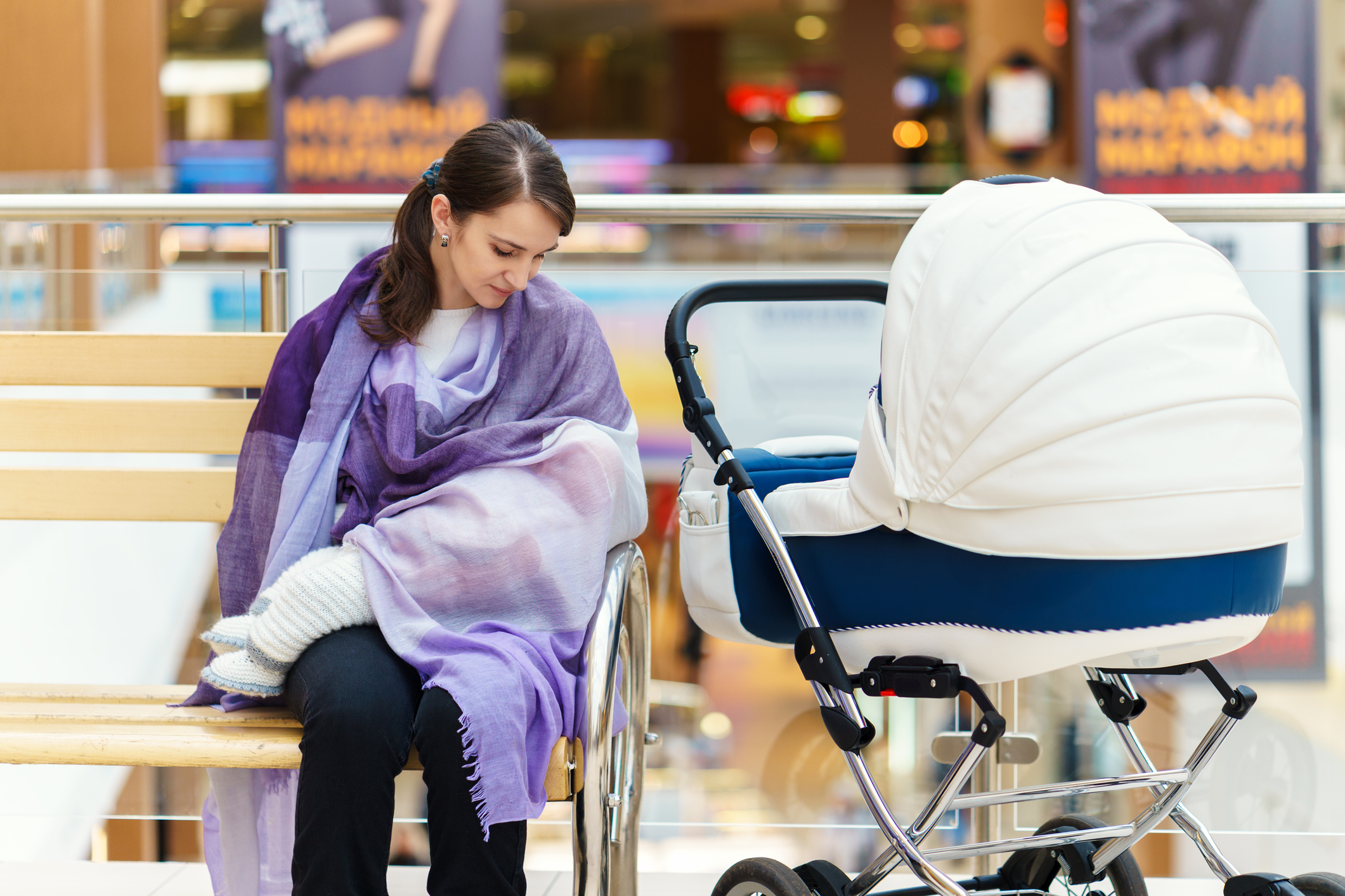 Imagem: mãe amamentando bebê em shopping