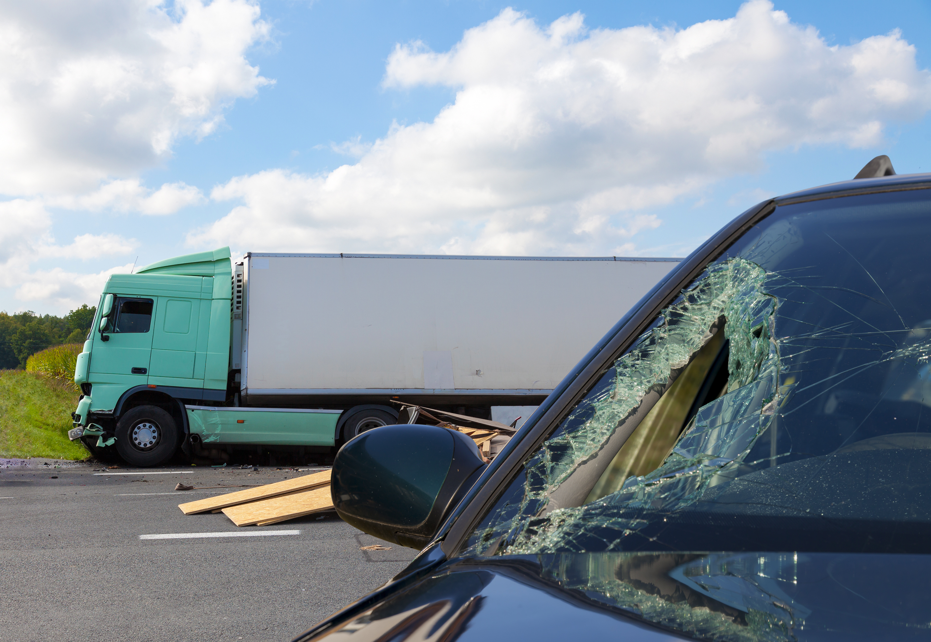 Imagem: caminhão e carro acidentados