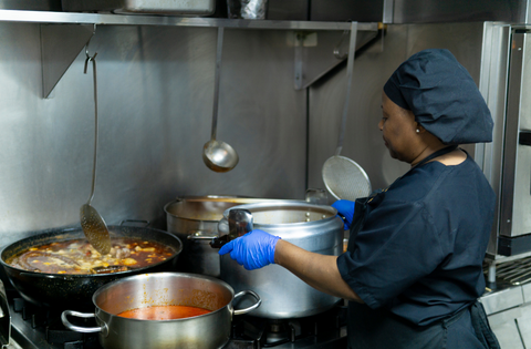 Imagem: cozinheira preparando comida