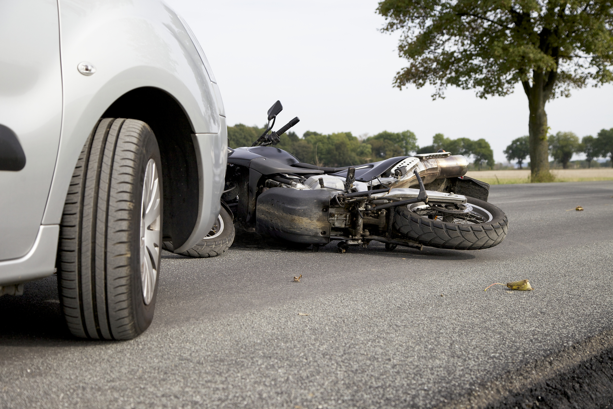 Imagem: moto acidentada em estrada