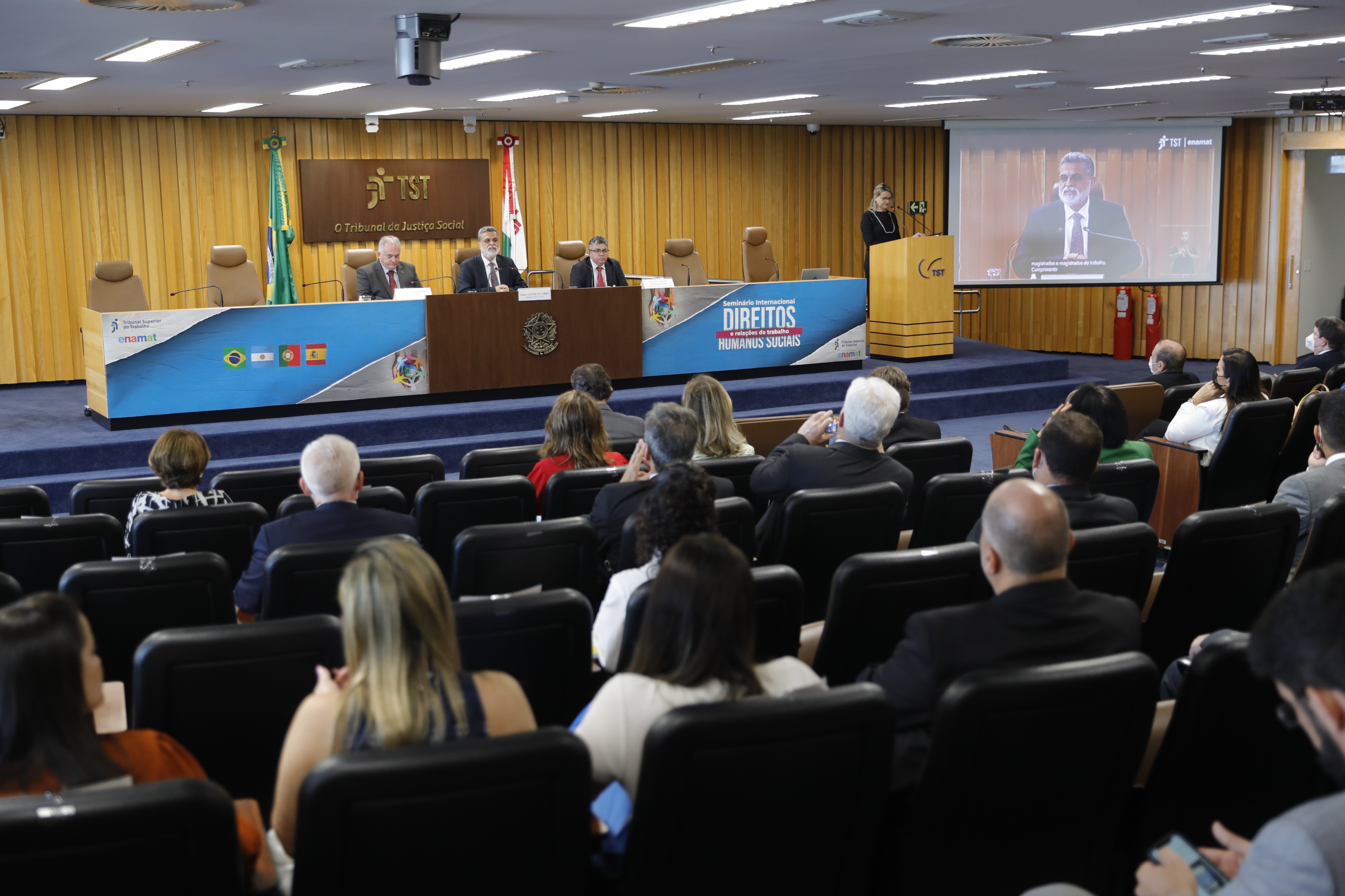 Mesa de abertura do seminário (Foto: Felipe Sampaio - Secom/TST)