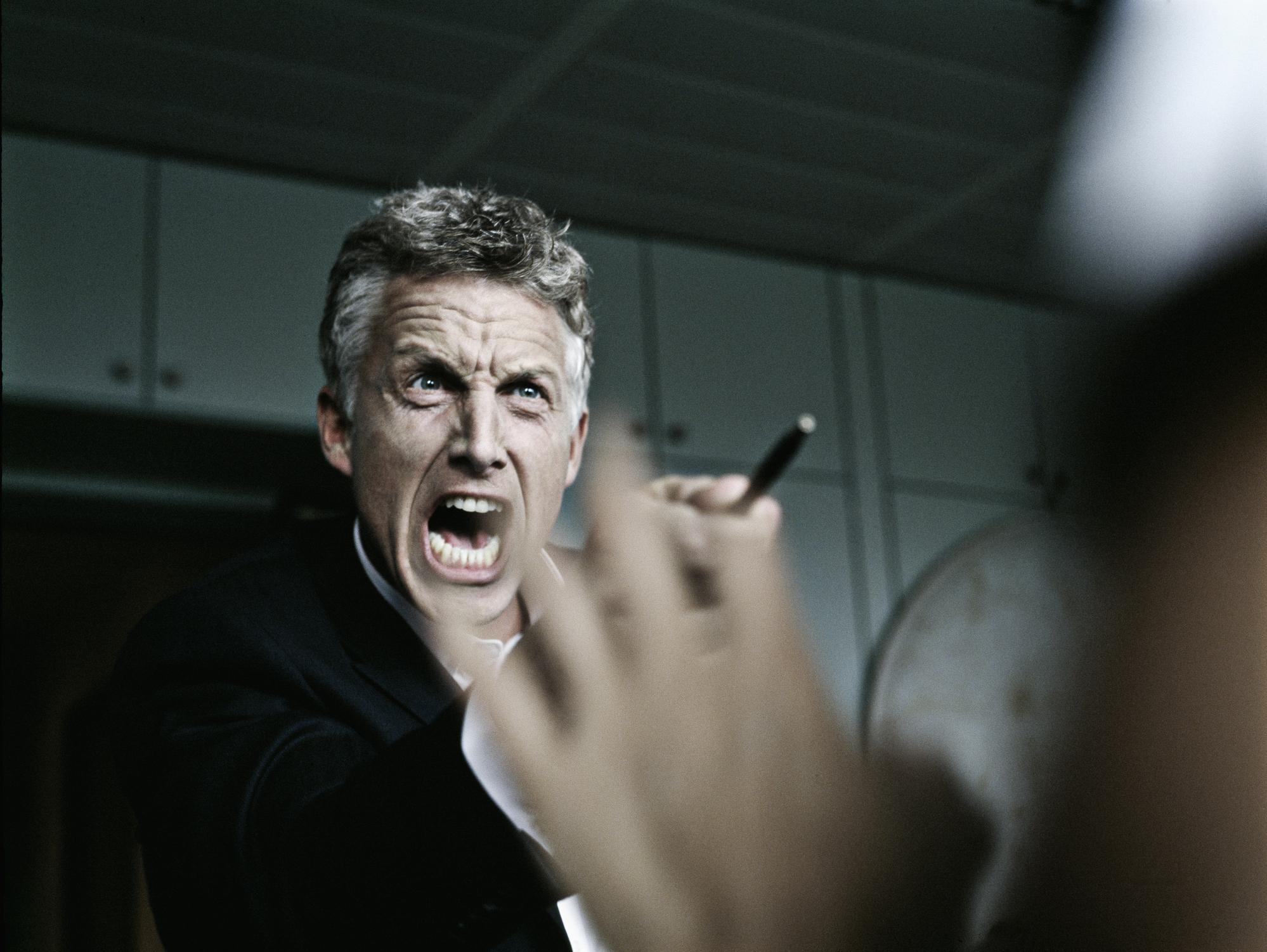 Imagem: homem gritando com pessoa
