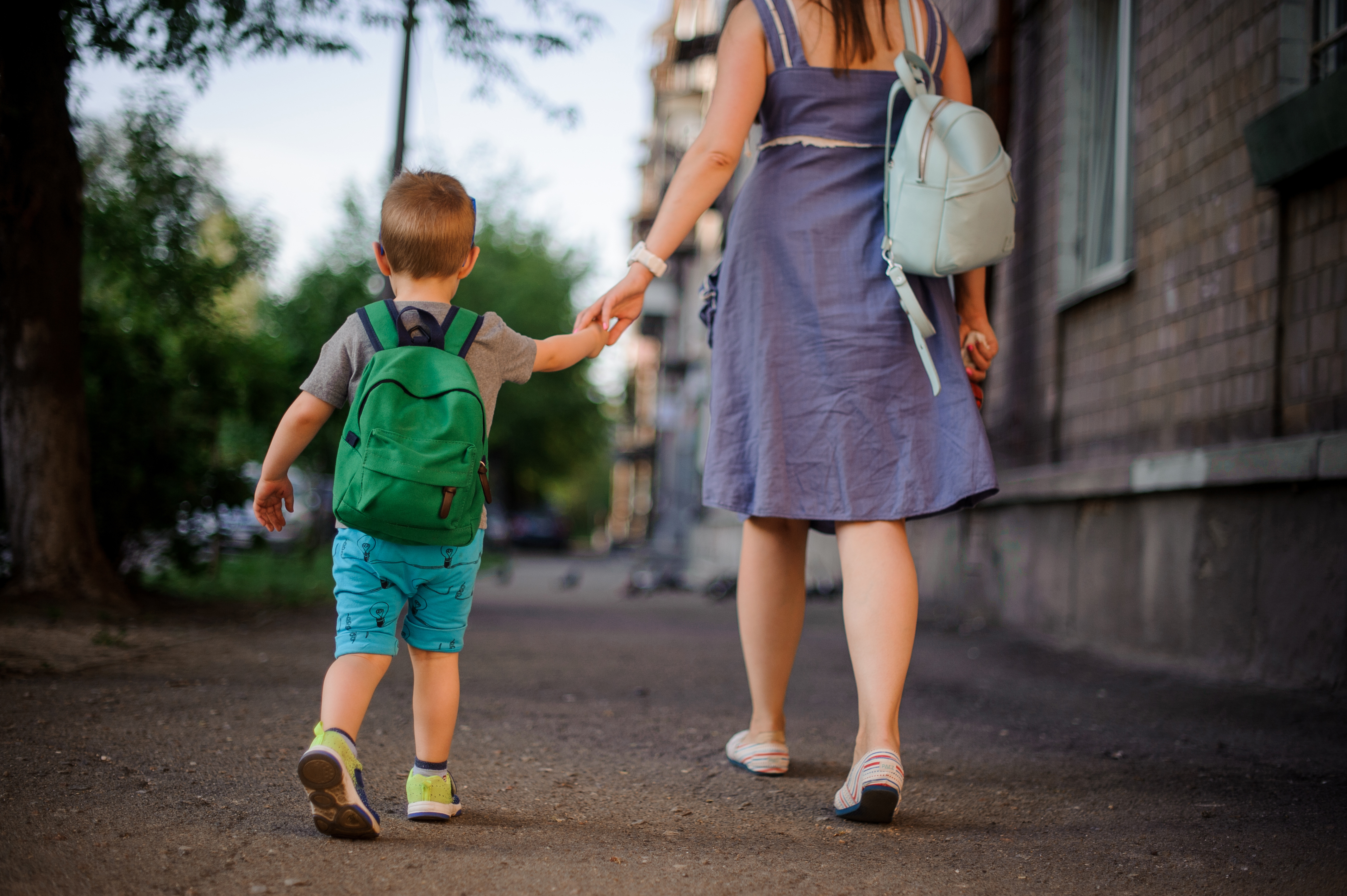 Imagem: mãe e filho andando em calçada