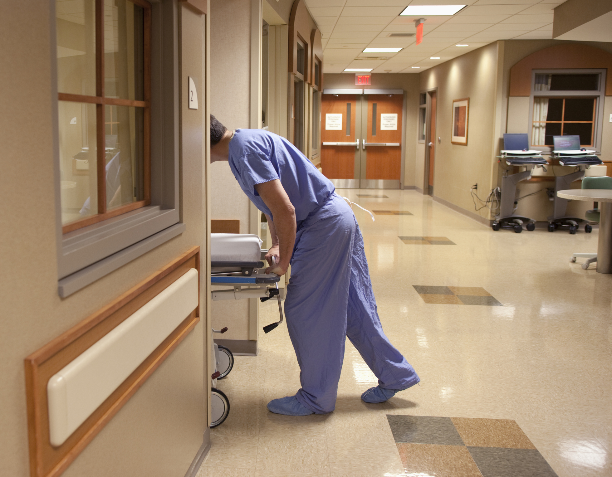 Enfermeiro que sofreu retaliações por denunciar erro médico obtém rescisão indireta e indenização