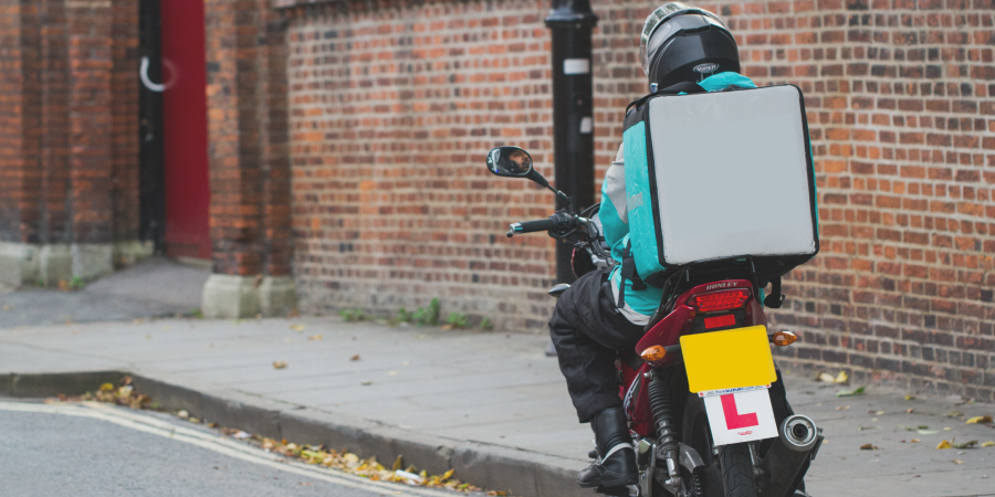 Imagem: motorista de aplicativo, com veículo parado