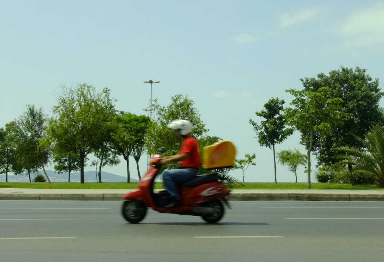 Sorveteria de Goiás é responsabilizada por acidente de trajeto de vendedora que utilizava motocicleta para trabalhar