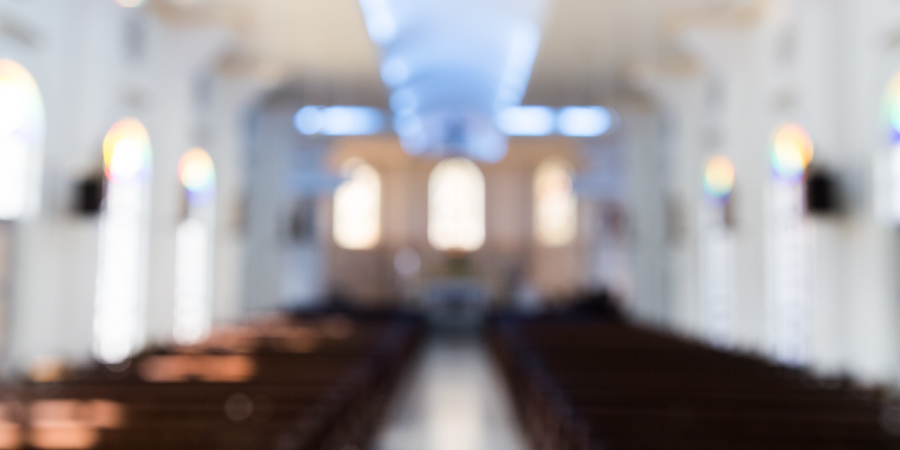 Imagem: interior de igreja desfocado