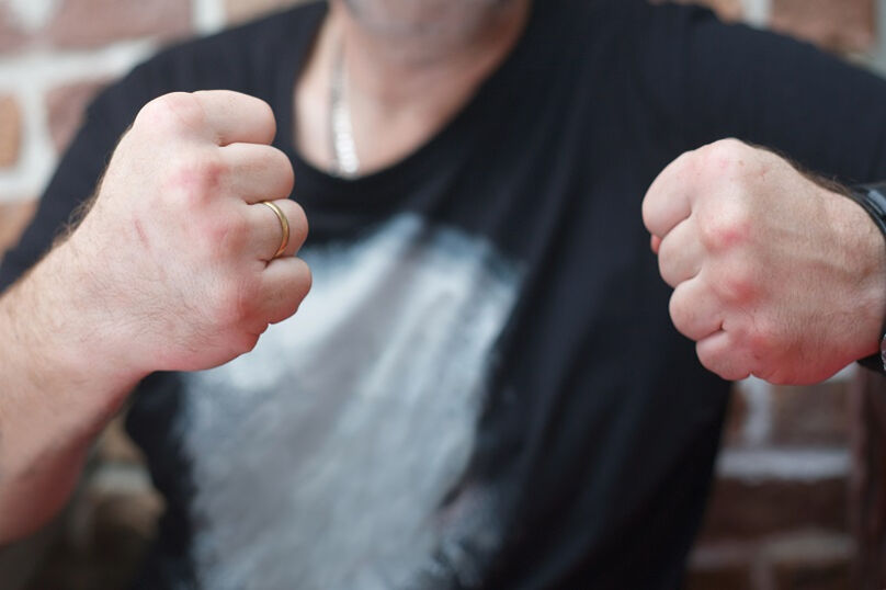 Imagem: homem com punhos em posição de briga