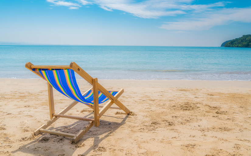Imagem: cadeira de descanso em frente a praia
