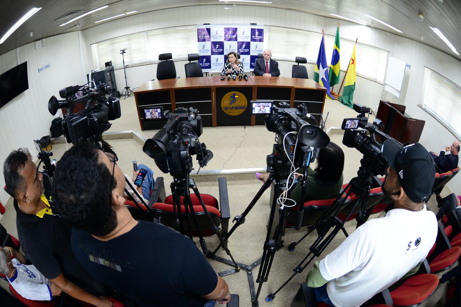 Ministra Dora Maria da Costa durante coletiva de imprensa no TRT-14 (RO/AC). (Foto: Luiz Alexandre)